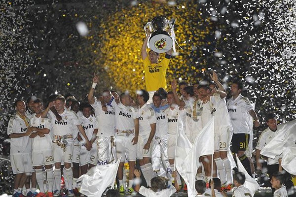 El Real Madrid recogió el trofeo de campeón de liga