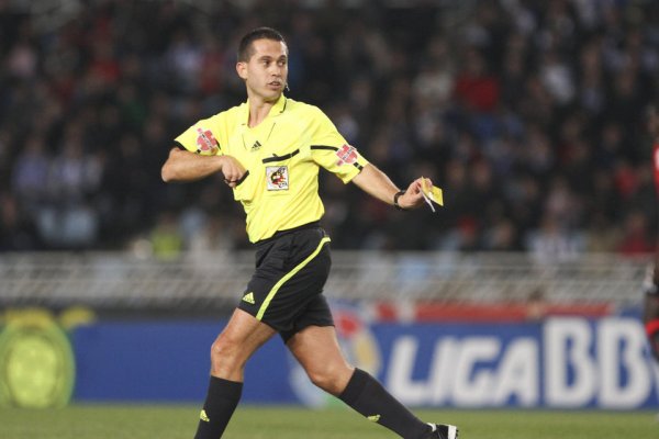 Paradas Romero y la presión de ser árbitro de fútbol