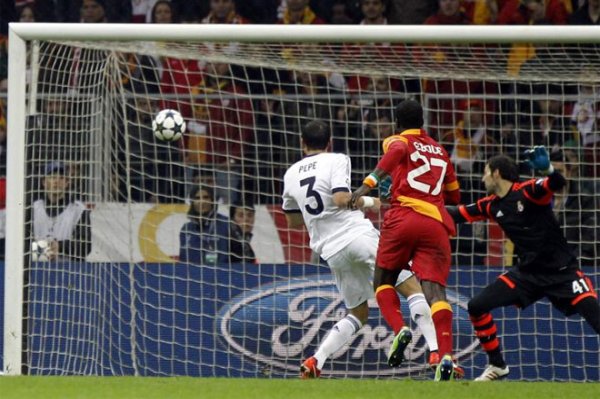 Eboue le marcó un golazo al Real Madrid