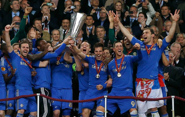 Los jugadores del Chelsea con el trofeo de la Europa League