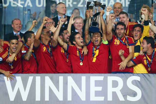 Thiago, con la camiseta de Canales, levanta el trofeo de campeón de Europa