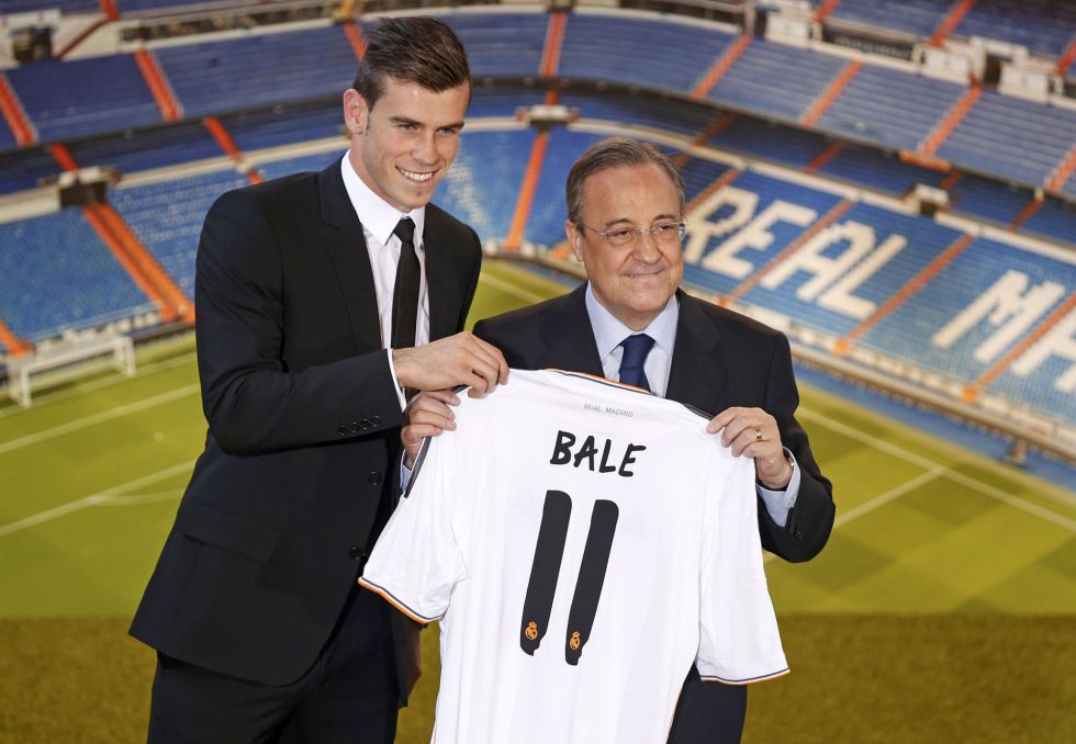 Y al fin…Gareth Bale posó con la camiseta del Real Madrid en su presentación