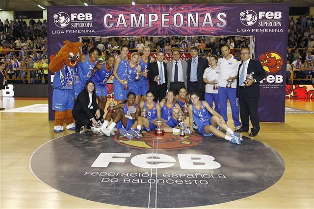 Perfumerías Avenida gana el primer título de 2013, la Supercopa de baloncesto femenino