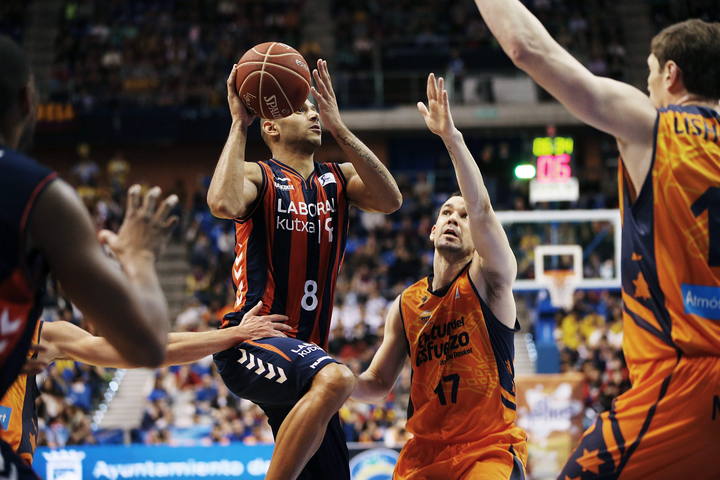 Copa del Rey Balocesto Málaga 2014: El Valencia se lleva un partido a cara de perro ante Baskonia