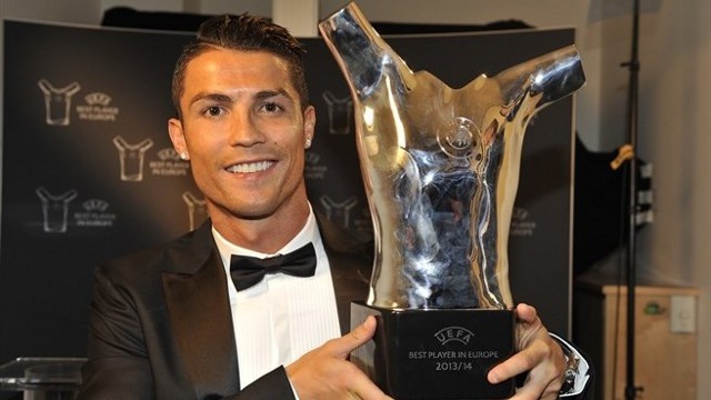 Cristiano Ronaldo recibe el premio al Mejor Jugador de Europa 2014-2015