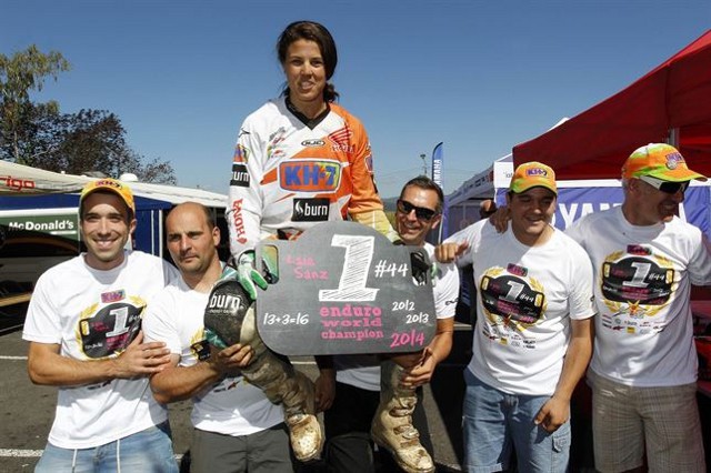 Laia Sanz alcanza los 16 títulos con su tercer Mundial de Enduro