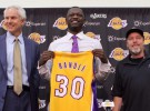 NBA: el negro debut de Randle como púrpura y oro