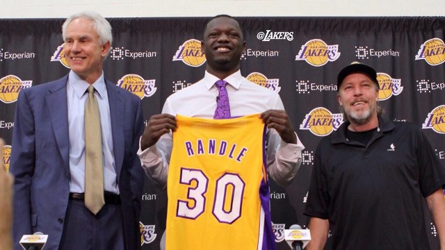 NBA: el negro debut de Randle como púrpura y oro