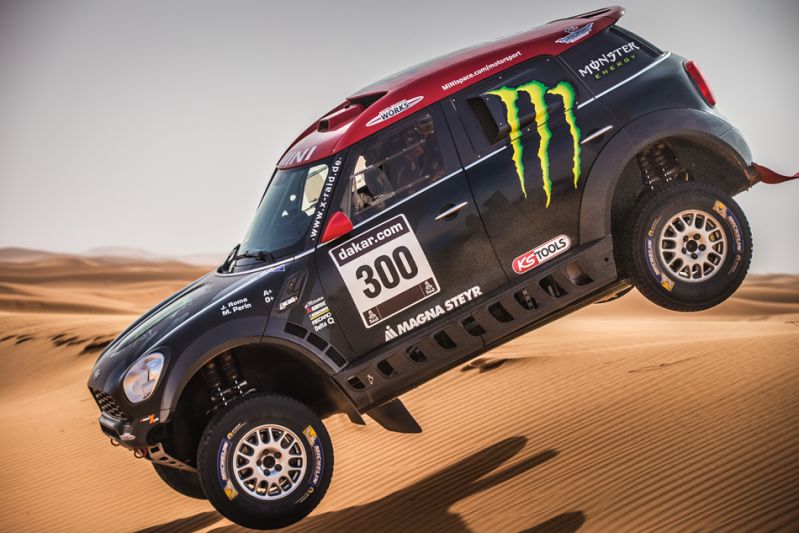 Peugeot y Mini presentan los coches que pilotarán Carlos Sainz y Nani Roma en el Dakar