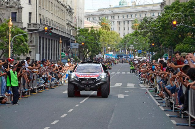 Dakar 2015 Etapa 1: victoria de Al-Attiyah en coches, Sainz 8º, Roma se queda sin opciones