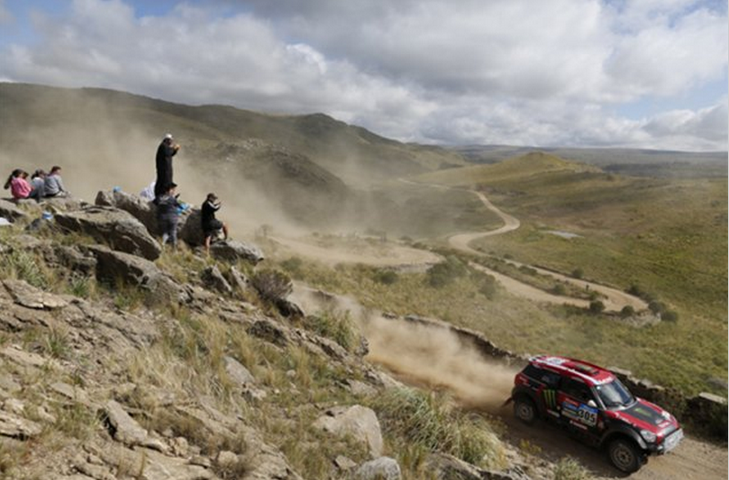 Dakar 2015 Etapa 2: Al-Attiyah gana en coches con Mini, Carlos Sainz 8º