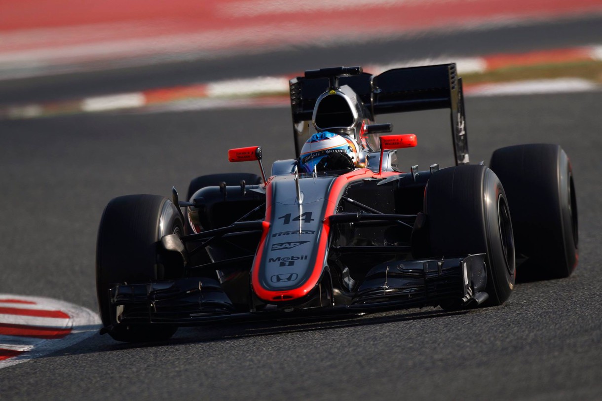 Mejor tiempo para Grosjean en los test de F1, Sainz 6º, Alonso en observación tras accidente