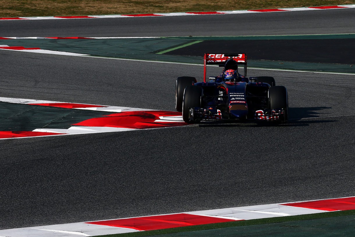 Pastor Maldonado marca el mejor crono en la 3ª jornada de test de Barcelona, problemas para McLaren-Honda