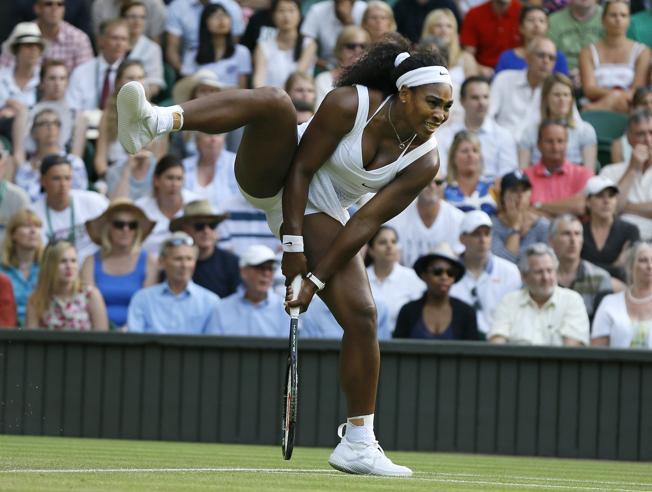 Williams apretada avanza a octavos en Wimbledon