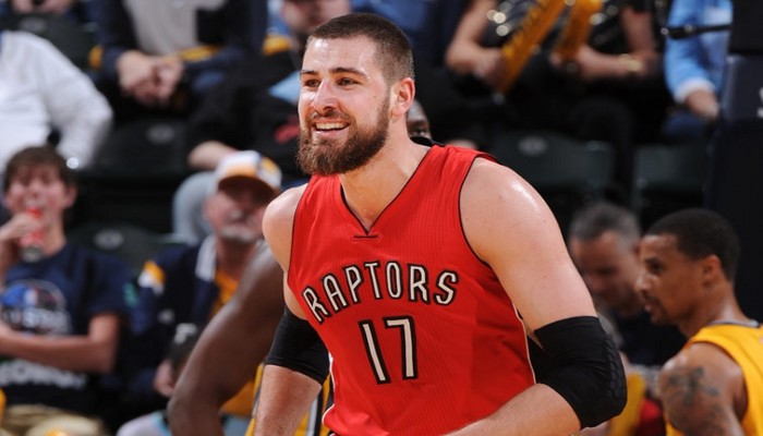 NBA: los Raptors renuevan a Valanciunas