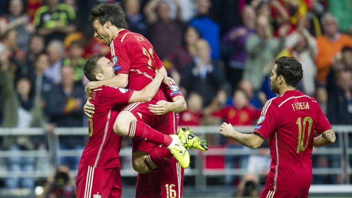 España gana 2-0 a Eslovaquia y recupera la primera posición del grupo
