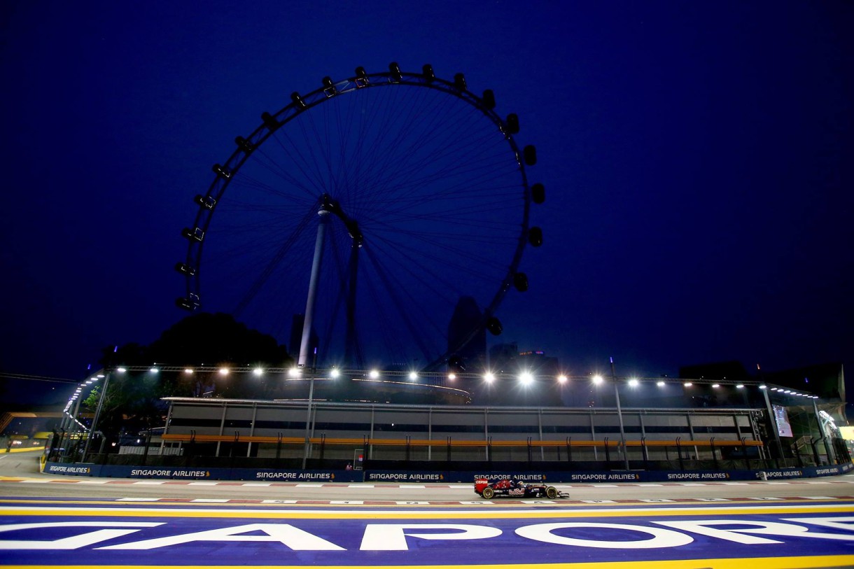 GP de Singapur 2015 de Fórmula 1: Rosberg y Kvyat lideran, Alonso 8º, Sainz 15º