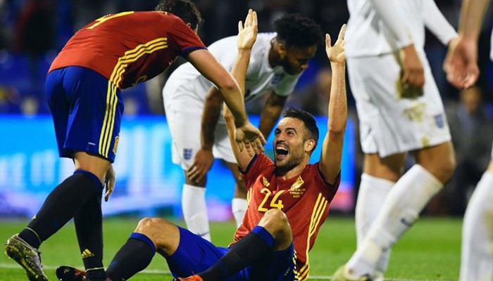 España gana 2-0 a Inglaterra con goles de Mario Gaspar y Santi Cazorla