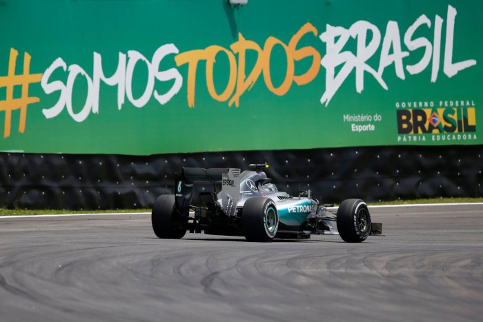 Mercedes gana en Brasil