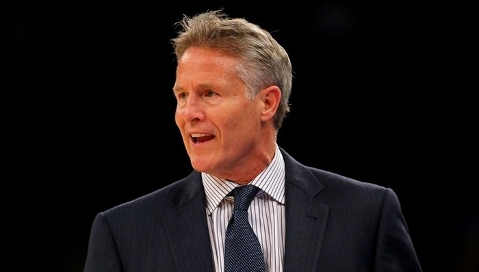 NBA: Brett Brown, renovado en los Sixers por perder