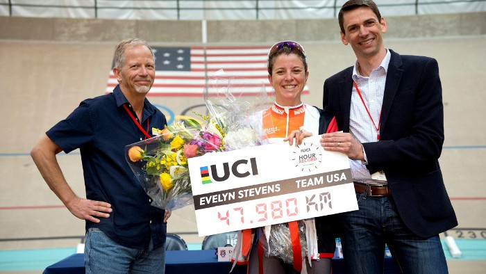 Evelyn Stevens bate el Récord de la Hora en categoría femenina