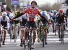 Dwars door Vlaanderen 2016: victoria al sprint para el belga Debusschere