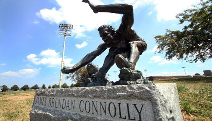 Estatua en honor a James Conolly, el primer oro olímpico de la historia