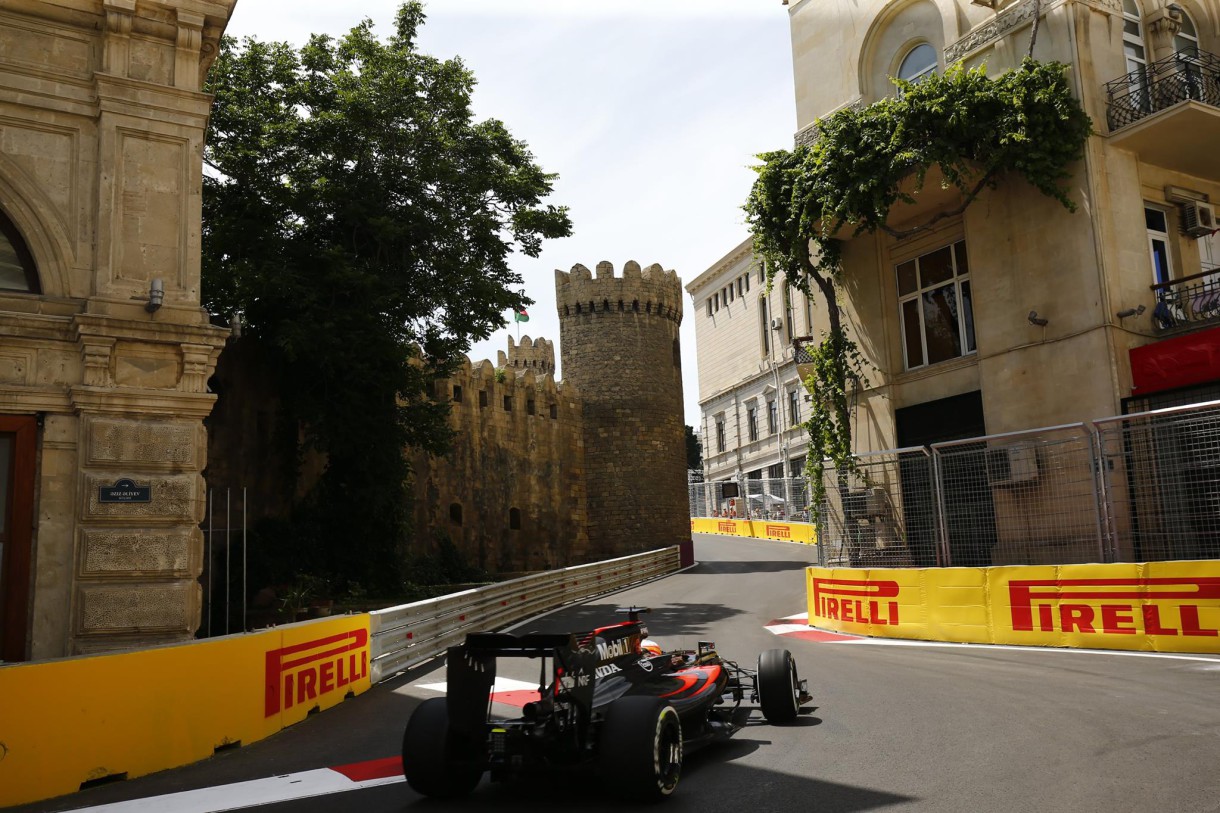 GP de Azerbaiyán 2016 de Fórmula 1: cómoda victoria de Rosberg, Sainz y Alonso abandonan