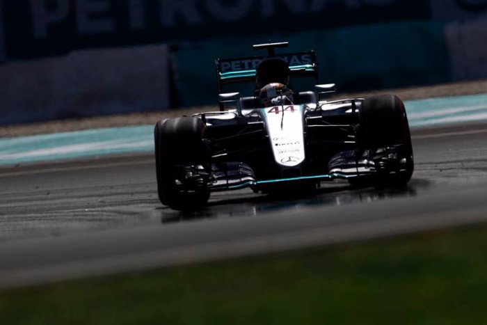 Lewis Hamilton hace la pole en Malasia