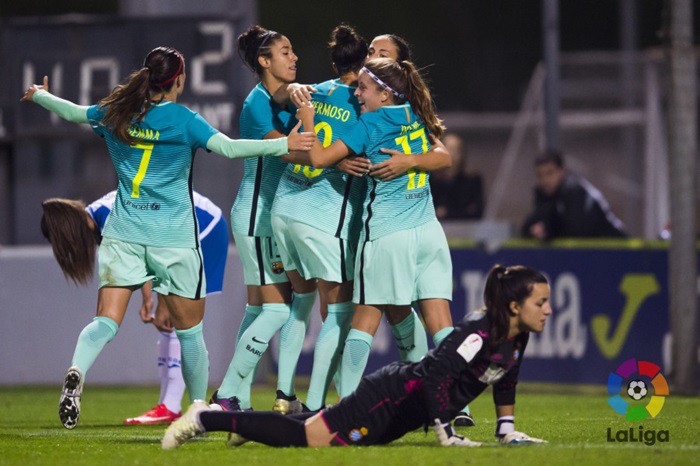 El FC Barcelona se lleva el derby ante el Espanyol y se coloca líder