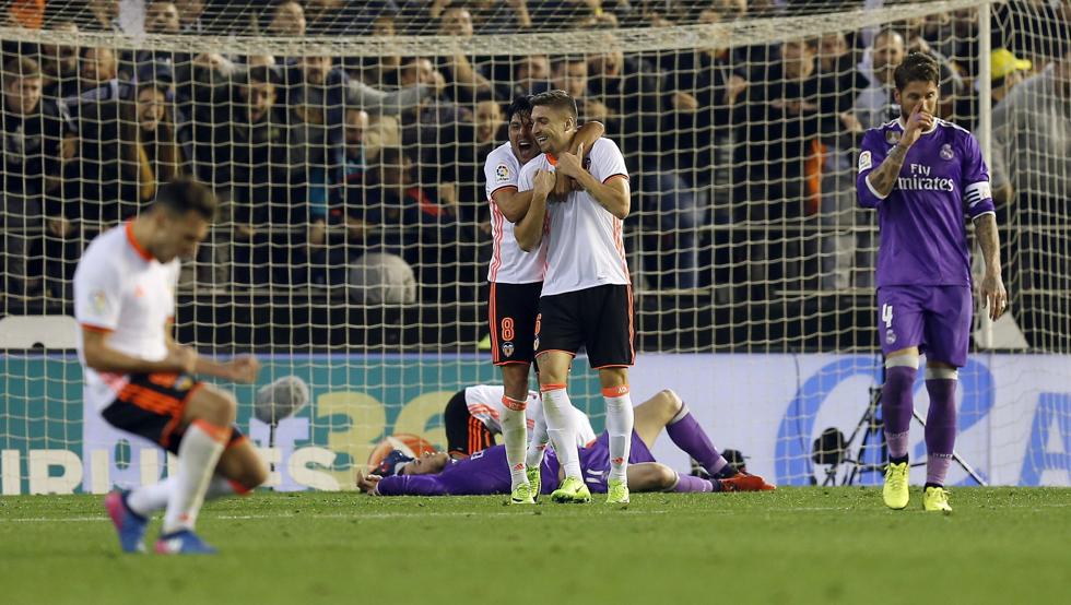 El Valencia resurge y aprieta la Liga