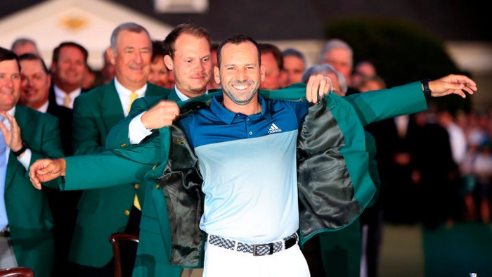 Sergio García recibe la chaqueta verde como ganador del Masters de Augusta 2017