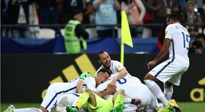 Los jugadores de Chile abrazan a Bravo, el héroe de la semifinal
