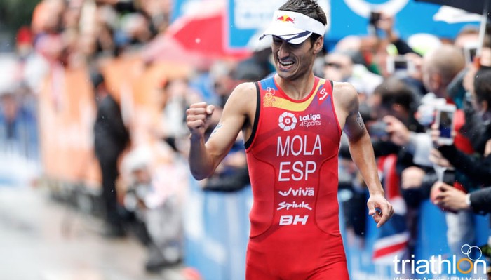 Mario Mola repite como campeón del mundo de triatlón