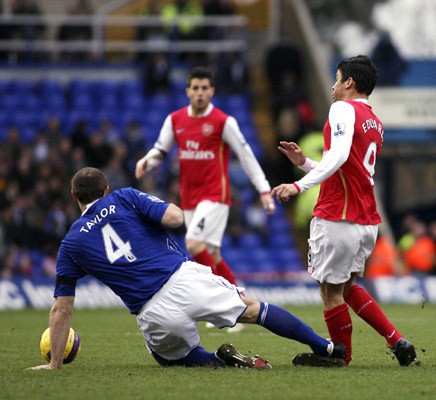 Escalofriante entrada de Taylor, Birmingham City, a Eduardo Da Silva, Arsenal