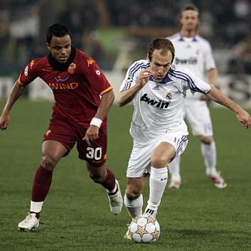 El R. Madrid cae en Roma por 2-1