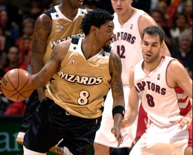 Buen partido de Calderón en la derrota de los Raptors