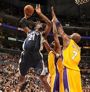 Los Lakers caen ante los Grizzlies a pesar de los 53 puntos de Bryant