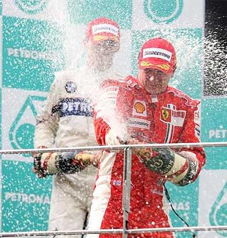 Raikkonen gana en Malasia y Alonso acaba 8º