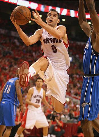 Los Raptors se ponen 2-1 con gran partido de Calderón