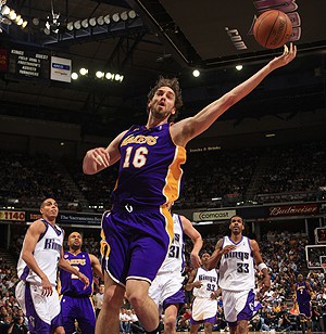 Los Lakers vencen a Sacramento con 20 puntos de Gasol