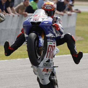 Jorge Lorenzo vence en Estoril por delante de Pedrosa y Rossi