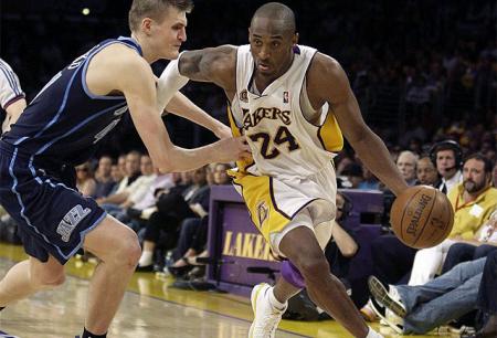 Los Lakers vencen a los Jazz con 38 puntos de Bryant