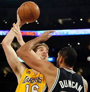 Los Lakers ganan a San Antonio Spurs tras una gran remontada