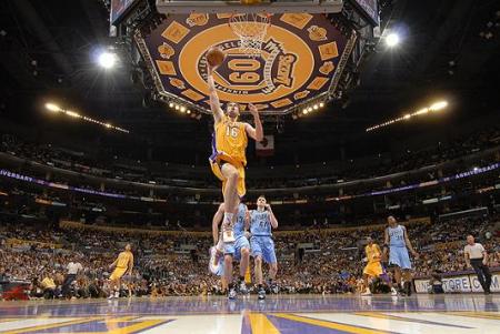 Los Lakers ganan a los Jazz y toman ventaja 3-2