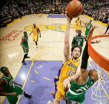 Los Lakers se colocan 2-3 tras ganar a Boston en el quinto partido