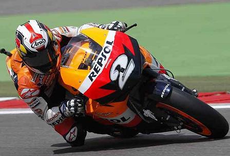 Stoner consigue la pole en Assen seguido por Pedrosa y Rossi