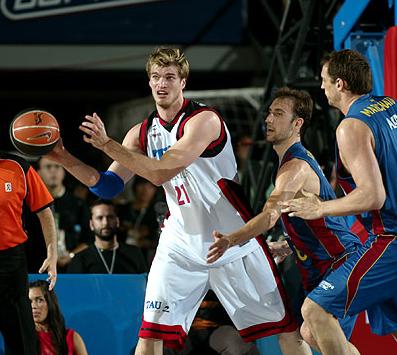 Tau y Barça disputan esta noche el tercer partido de la final de la Liga ACB