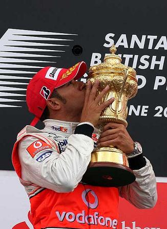 Hamilton gana en Silverstone y Alonso acaba sexto