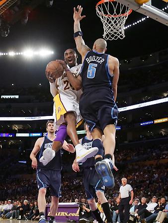 Kobe Bryant sera operado del dedo meñique de su mano derecha